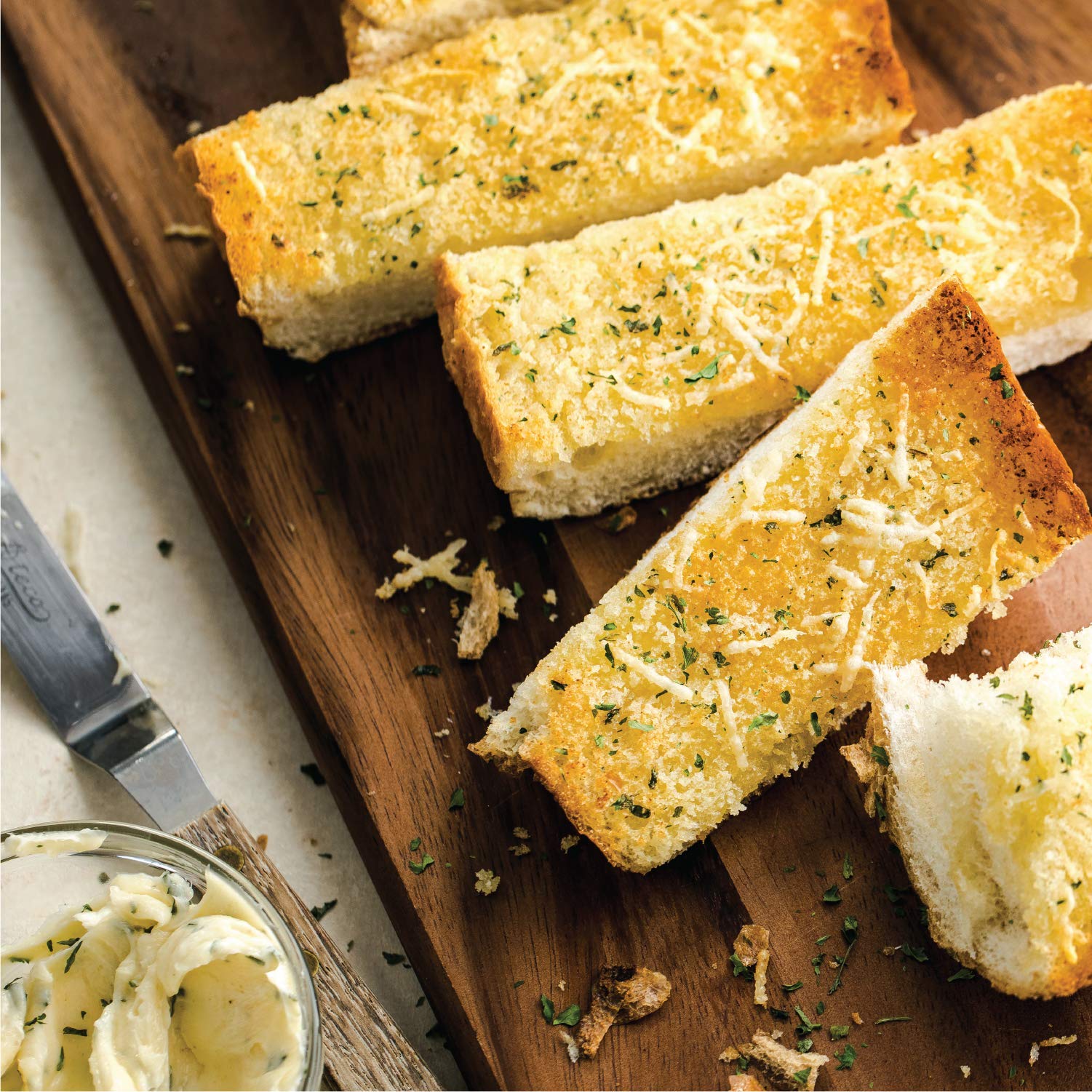 SnapTight lid preserves McCormick Garlic Salt freshness.