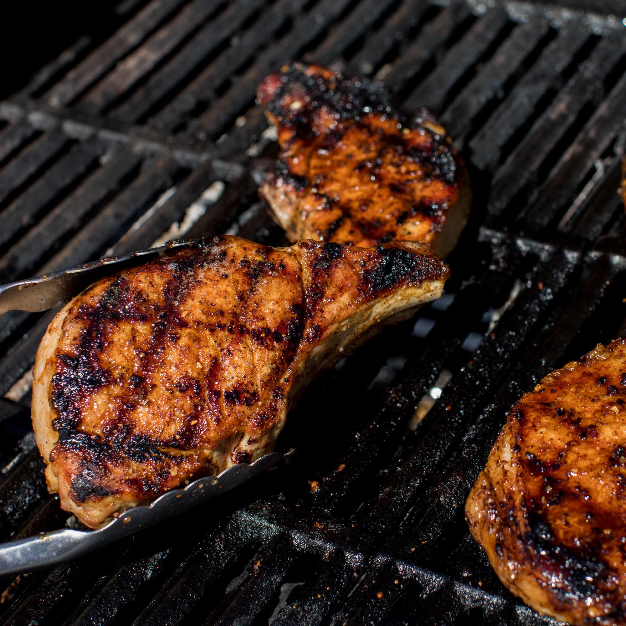 Shaker pours Memphis Pit Rub, revealing balanced salt and spice.