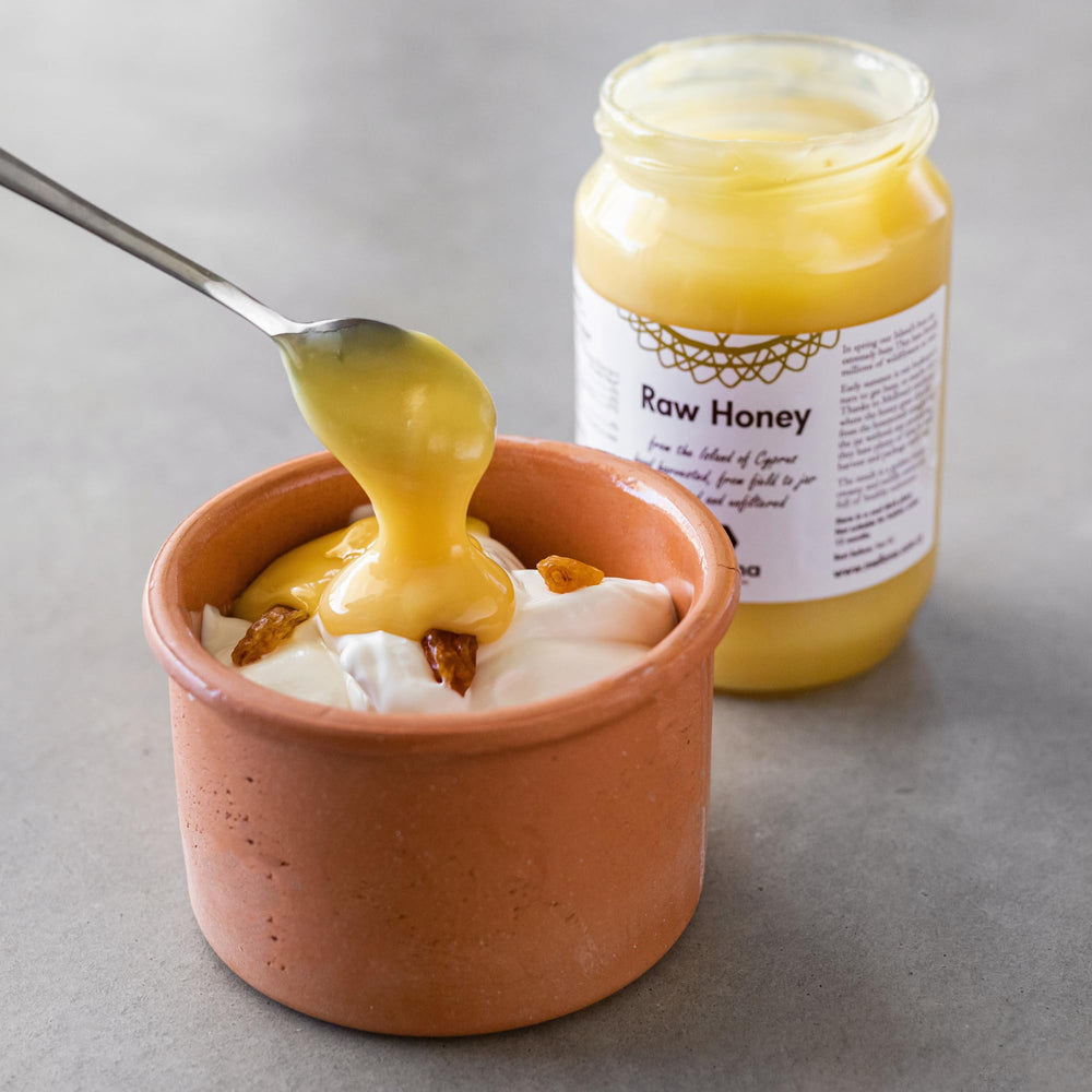 Mellona creamy golden honey texture ideal for spreading on bread or yogurt.
