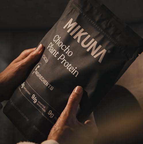 Mikuna bottle pouring cacao protein powder into glass