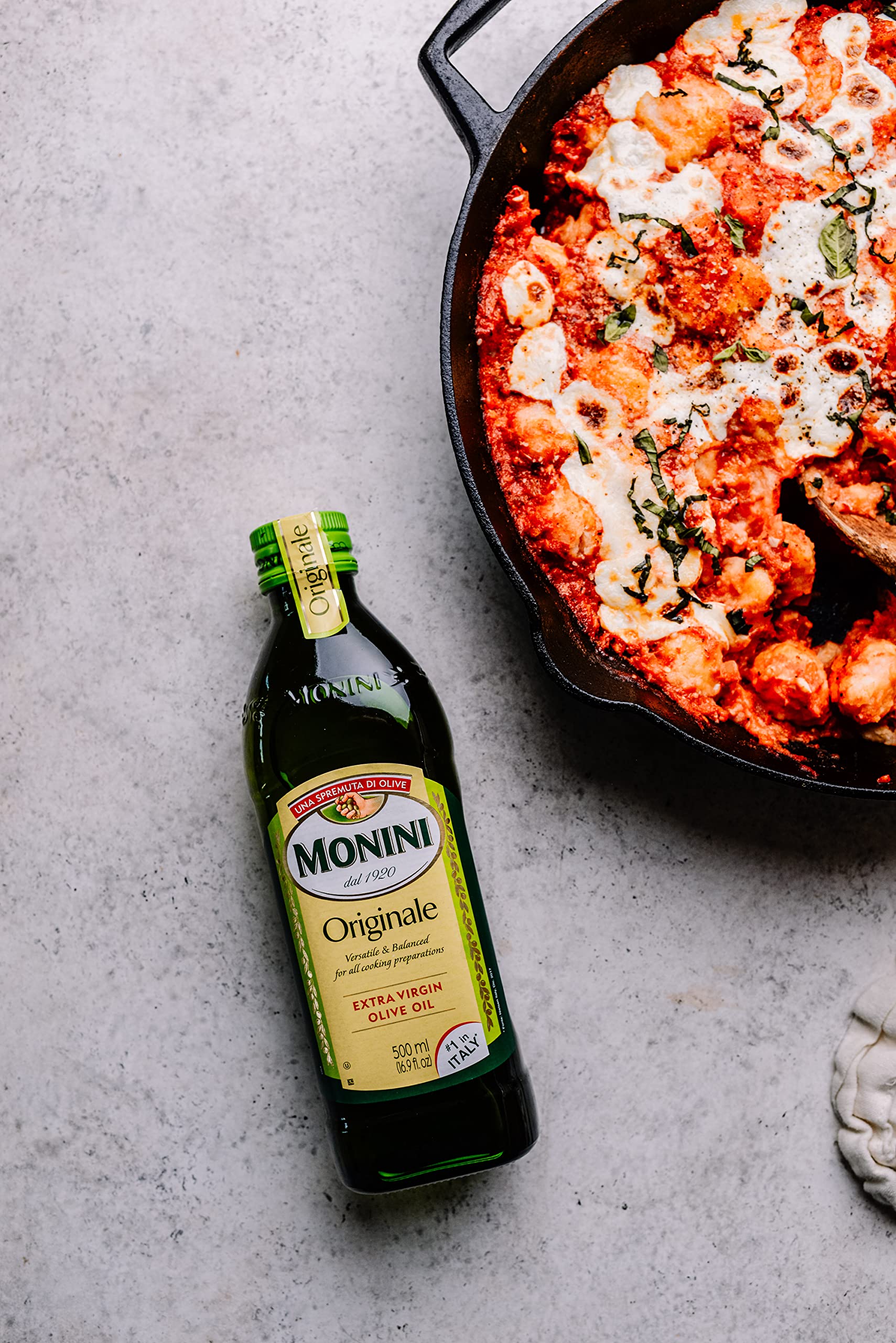 Monini Originale olive oil tin boosts roasting and vegetables with rich aroma.