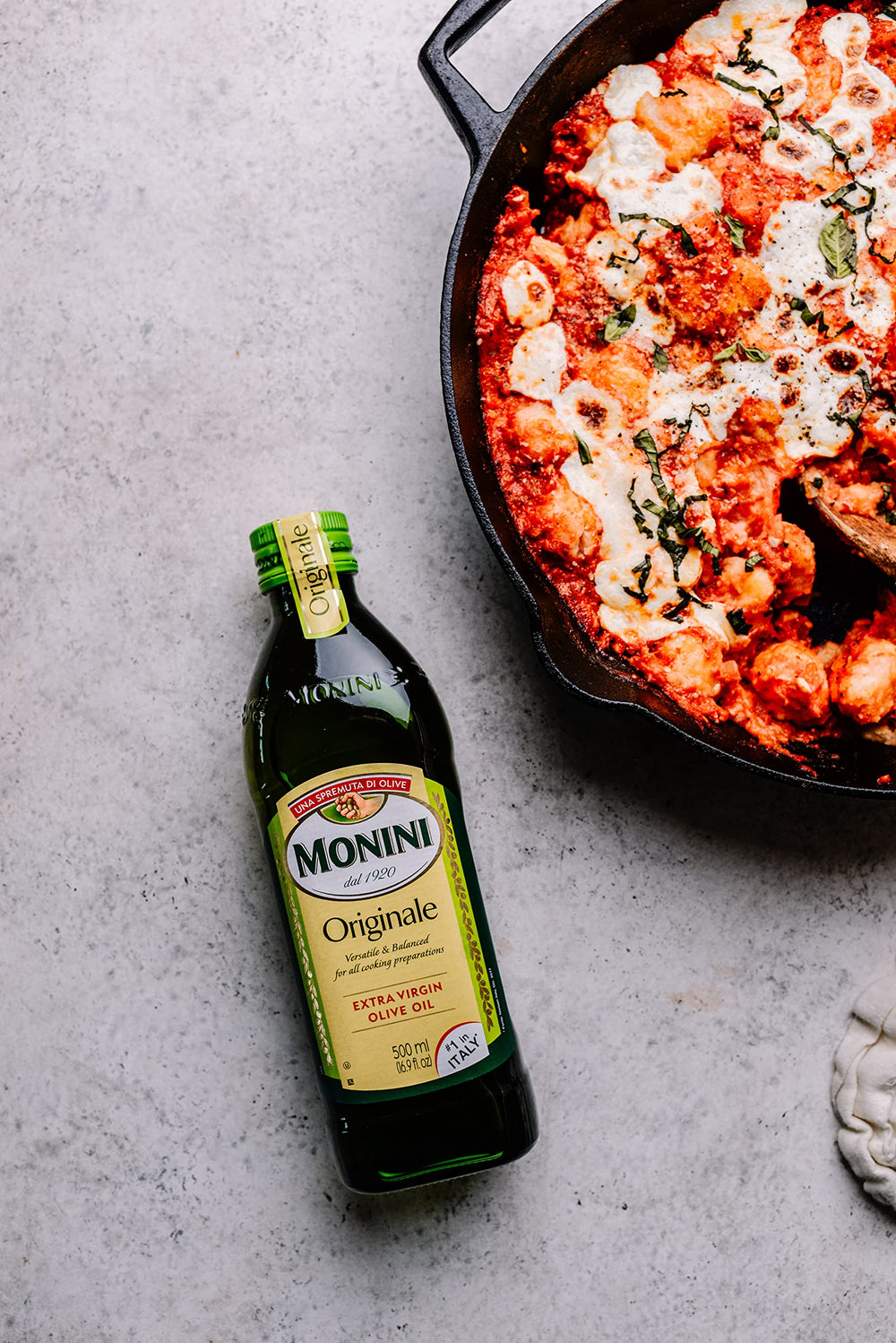 Monini Originale olive oil tin boosts roasting and vegetables with rich aroma.