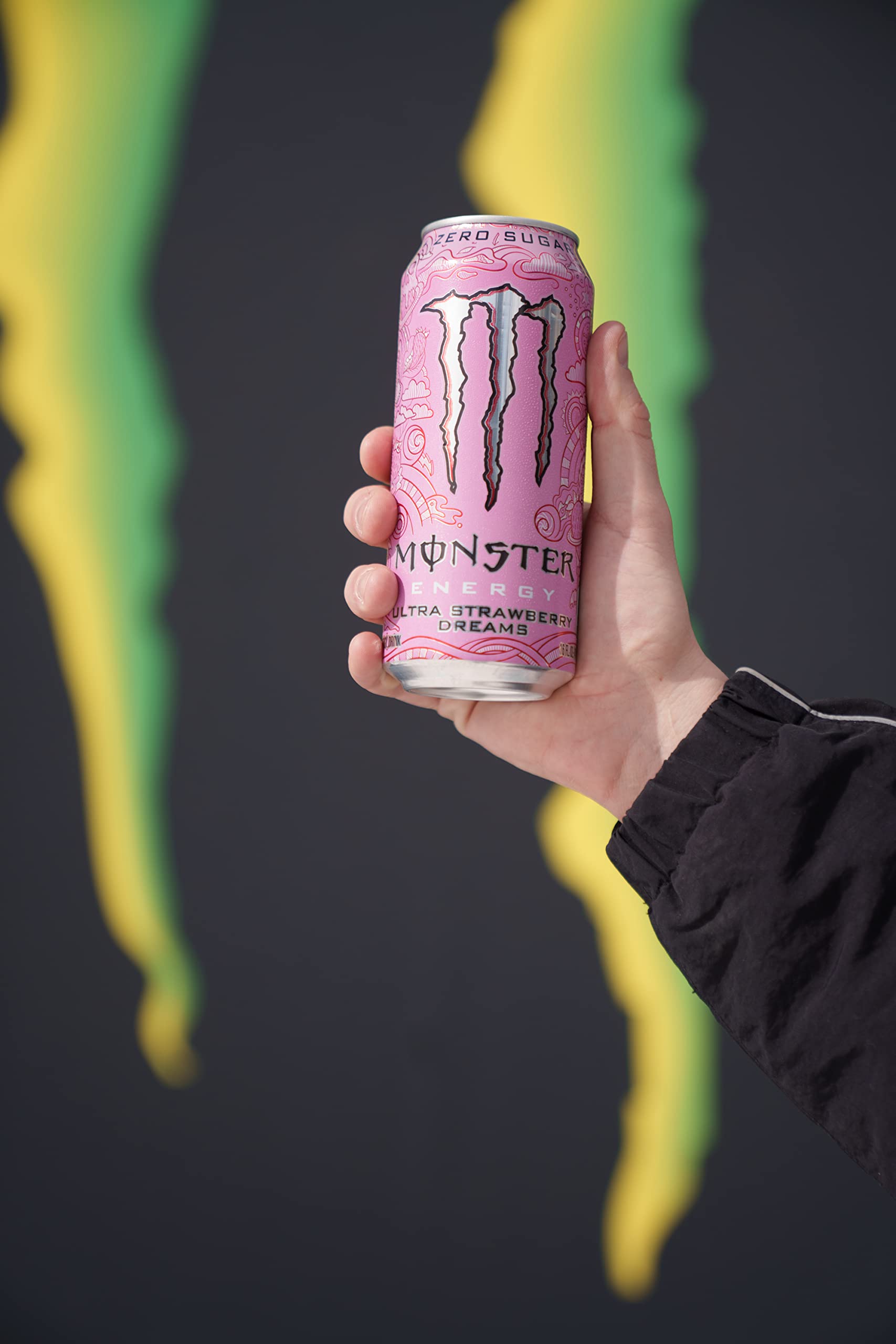 Close-up of Ultra Strawberry Dreams label with branding and energy symbol.
