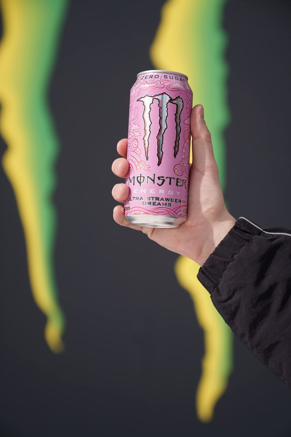 Close-up of Ultra Strawberry Dreams label with branding and energy symbol.