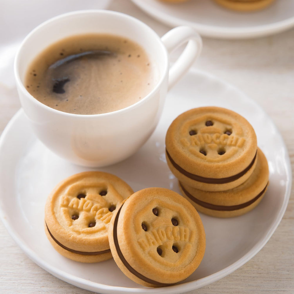 Mulino Bianco Baiocchi cookies on a tea tray as a quick, satisfying treat, ready to enjoy.