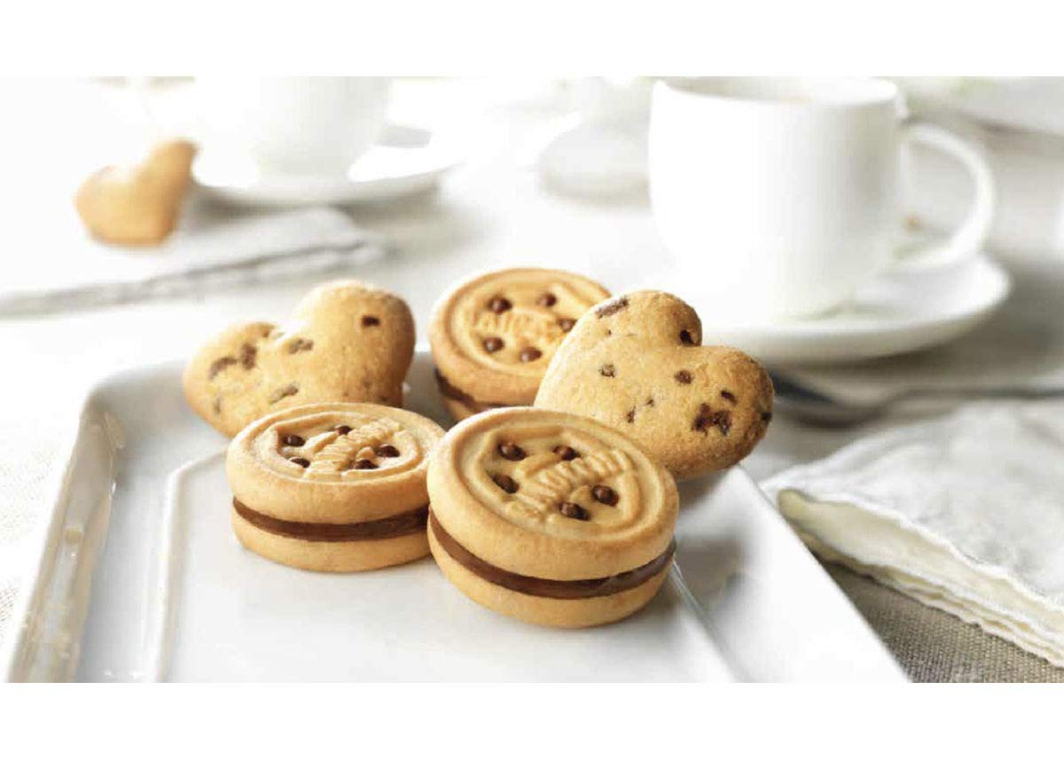 Heart-shaped Mulino Bianco Cuoricini design enhances snack appeal.