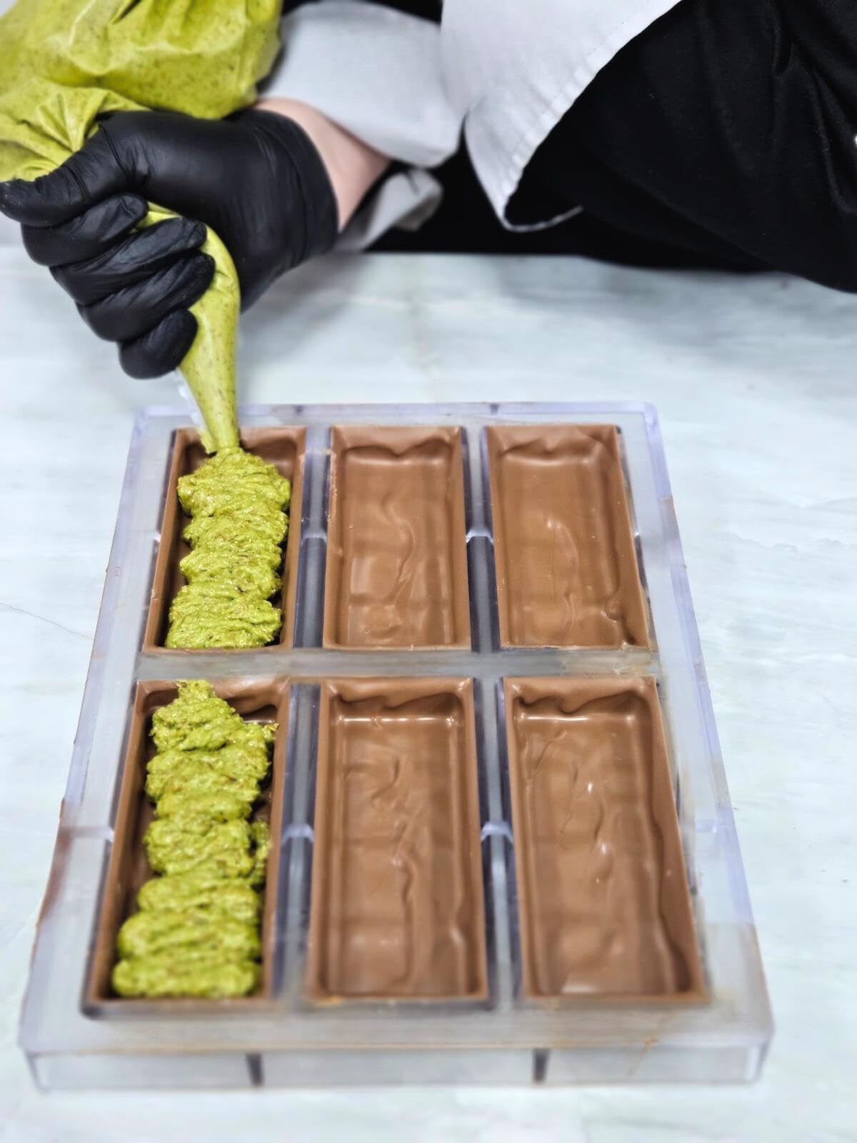 Narperi Dubai pistachio cream detail macro highlighting creamy texture.