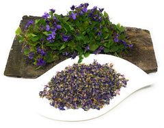 Naturegrail dried violet flowers in salad, adding vibrant color and delicate notes.
