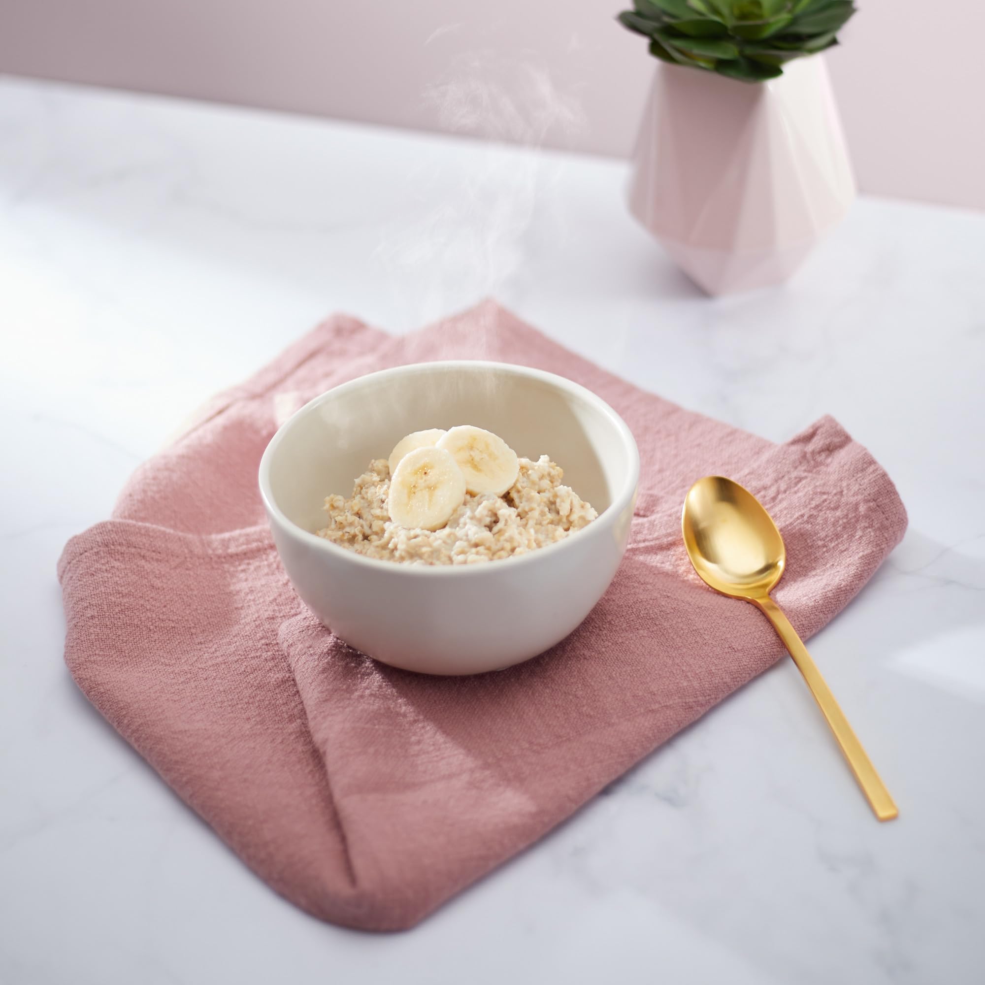 Graphic on Nature's Path Homestyle Oatmeal highlighting high-fiber benefits for fullness.