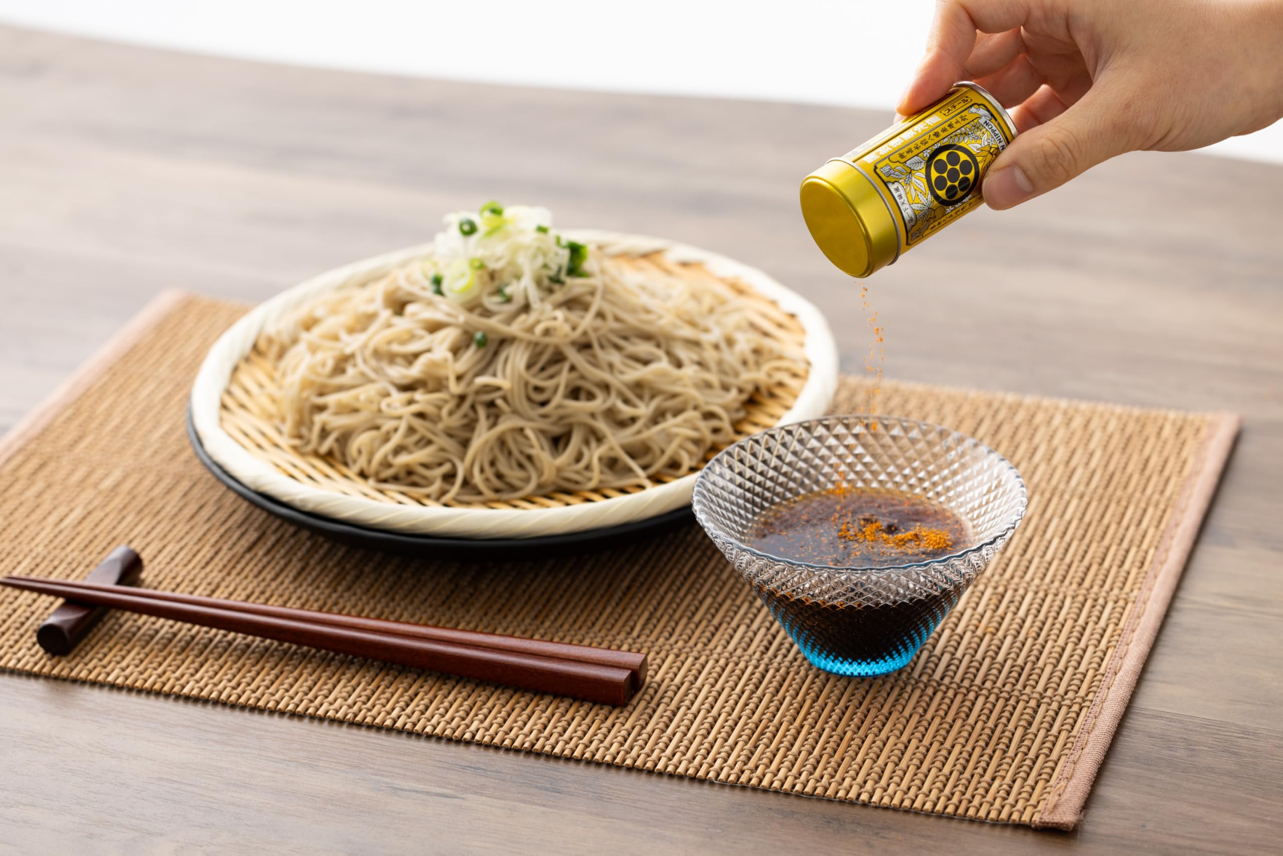 Nemoto Yawataya Isogoro Shichimi jar close-up shows vibrant texture and warmth.