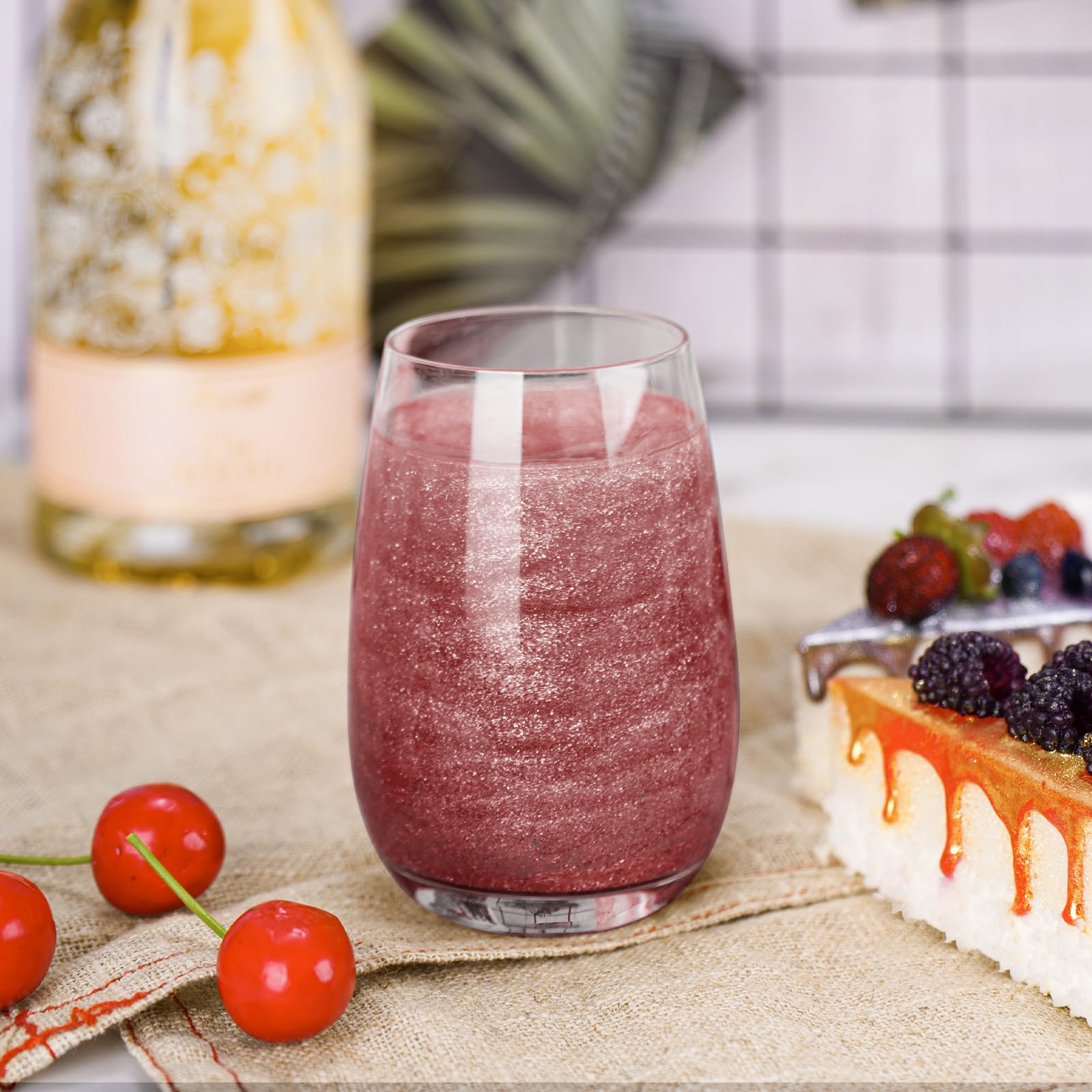 NiHome edible shimmer for beverages in clear glasses enhances visibility.