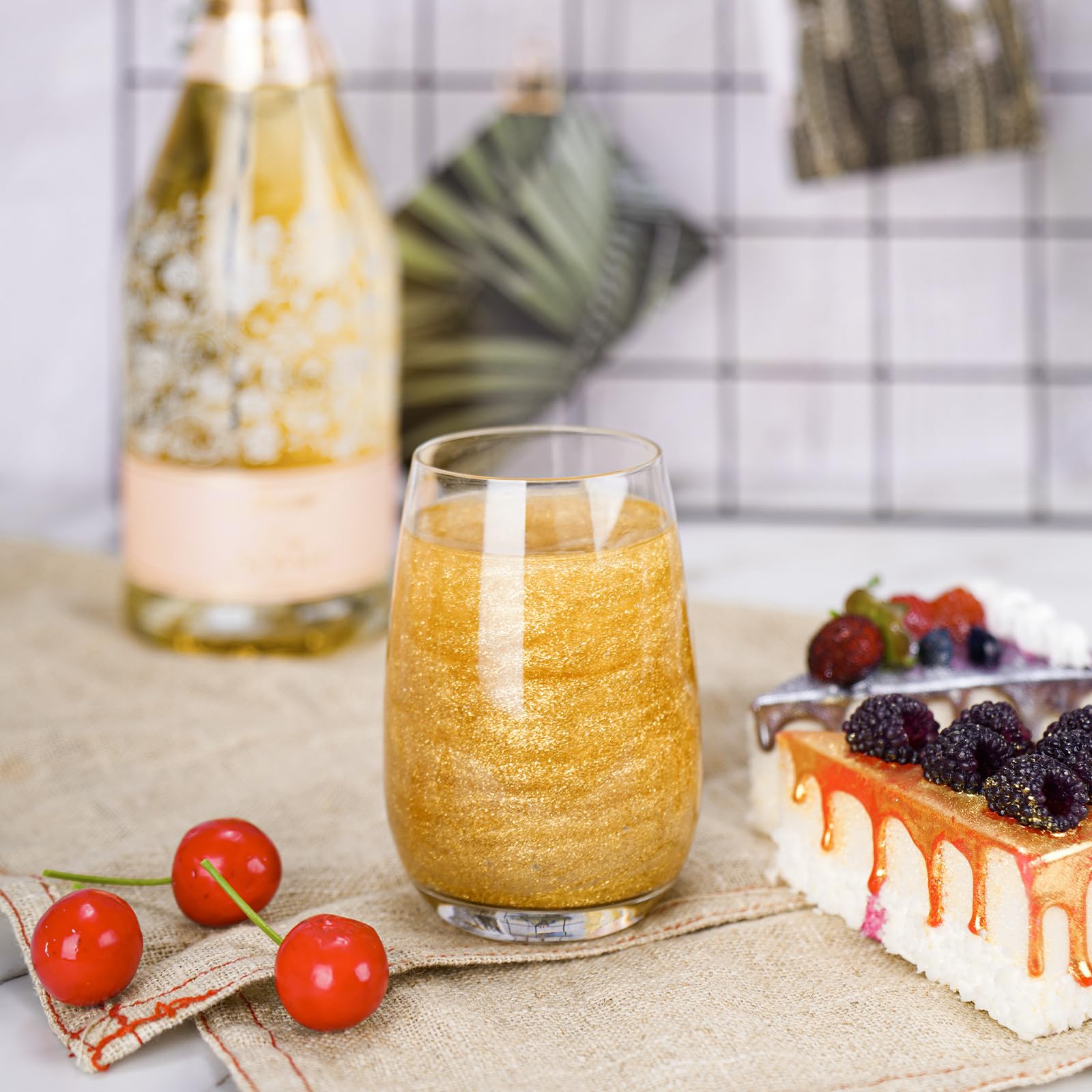 NiHome edible glimmer powder on sunlit cookie delivers eye-catching sparkle.