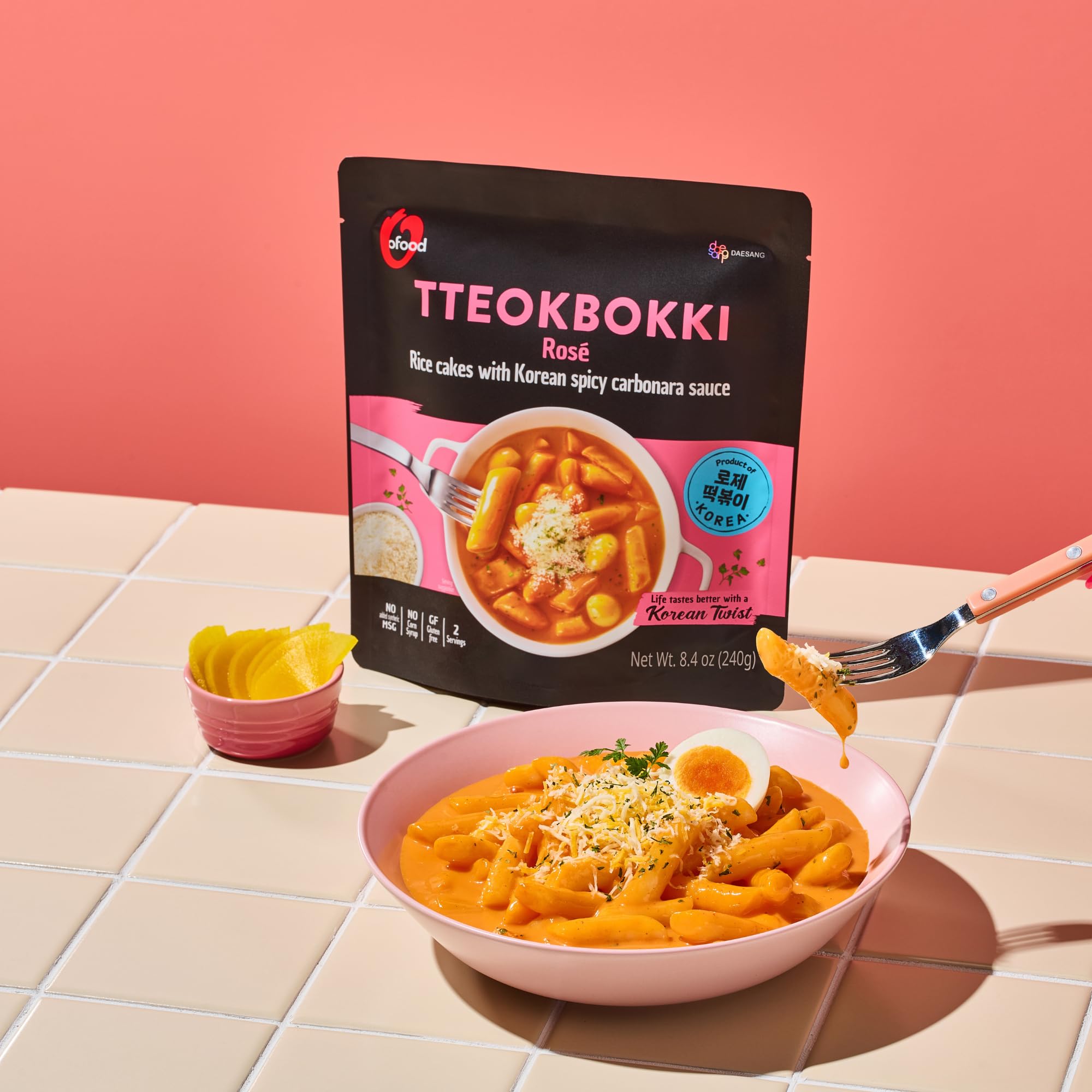 O’Food Tteokbokki ingredients displayed beside the packaging for easy prep.