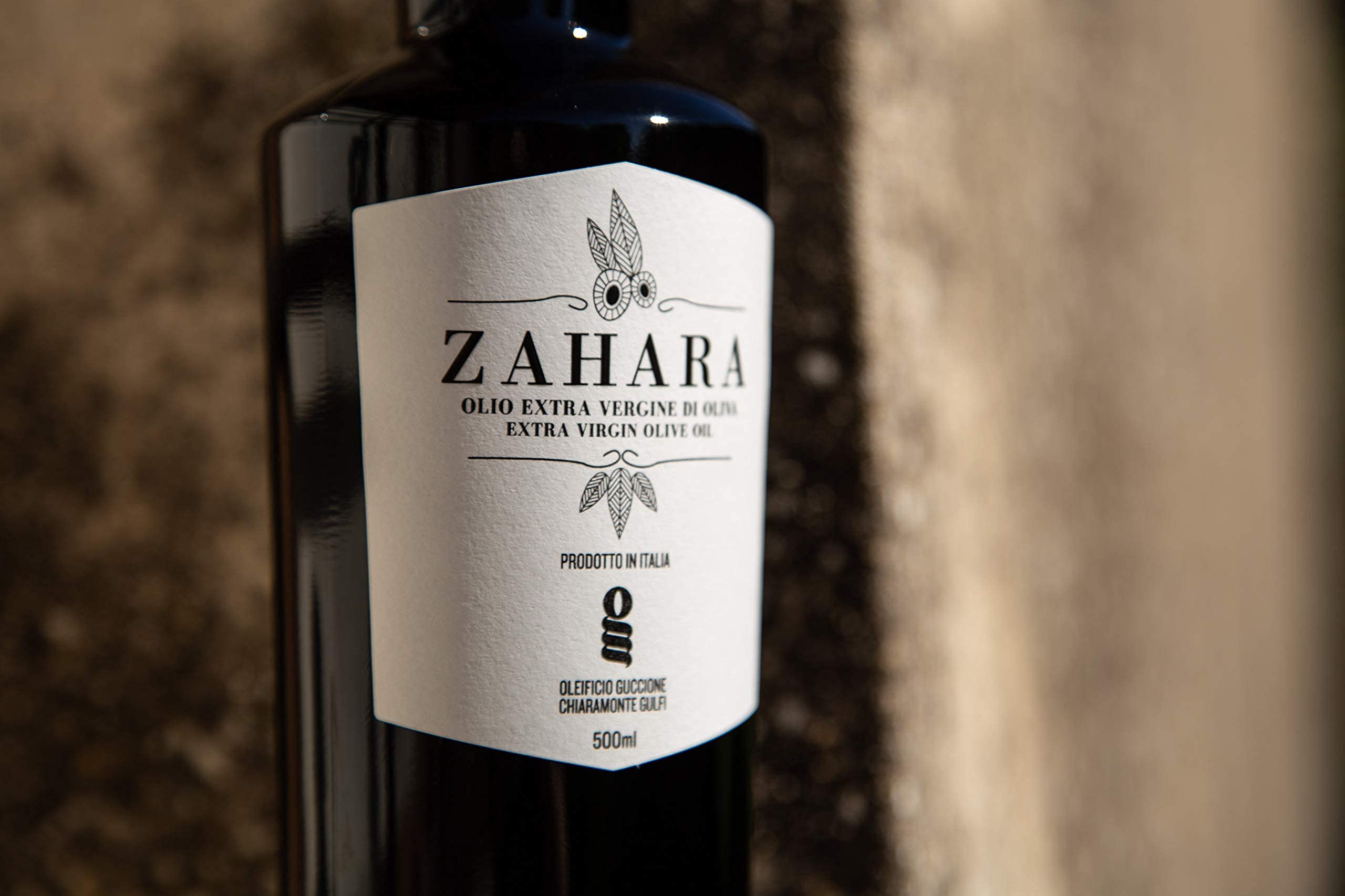 Hand-picked Tonda Iblea olives in Zahara create a vibrant, polyphenol-rich oil.