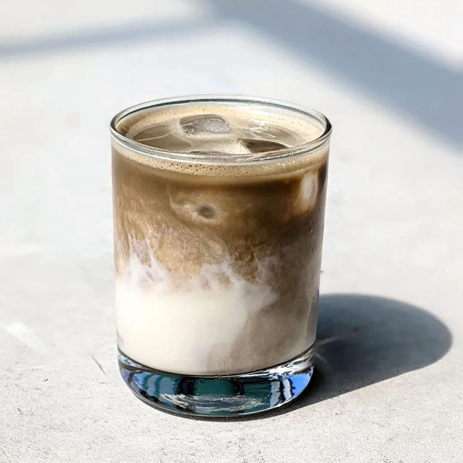 ONE WITH TEA Hojicha Powder iced tea demonstrates refreshing cold beverage versatility.