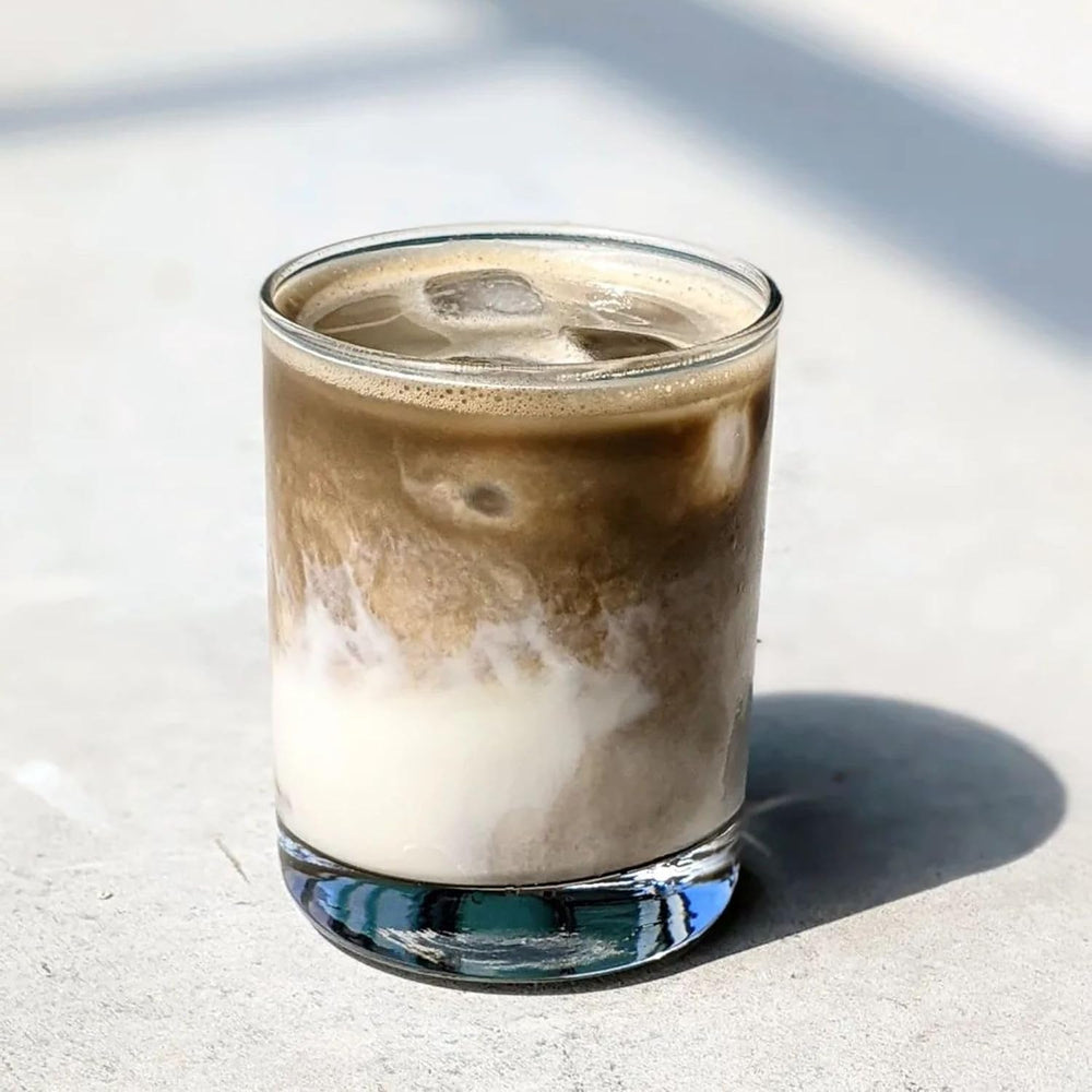 ONE WITH TEA Hojicha Powder iced tea demonstrates refreshing cold beverage versatility.