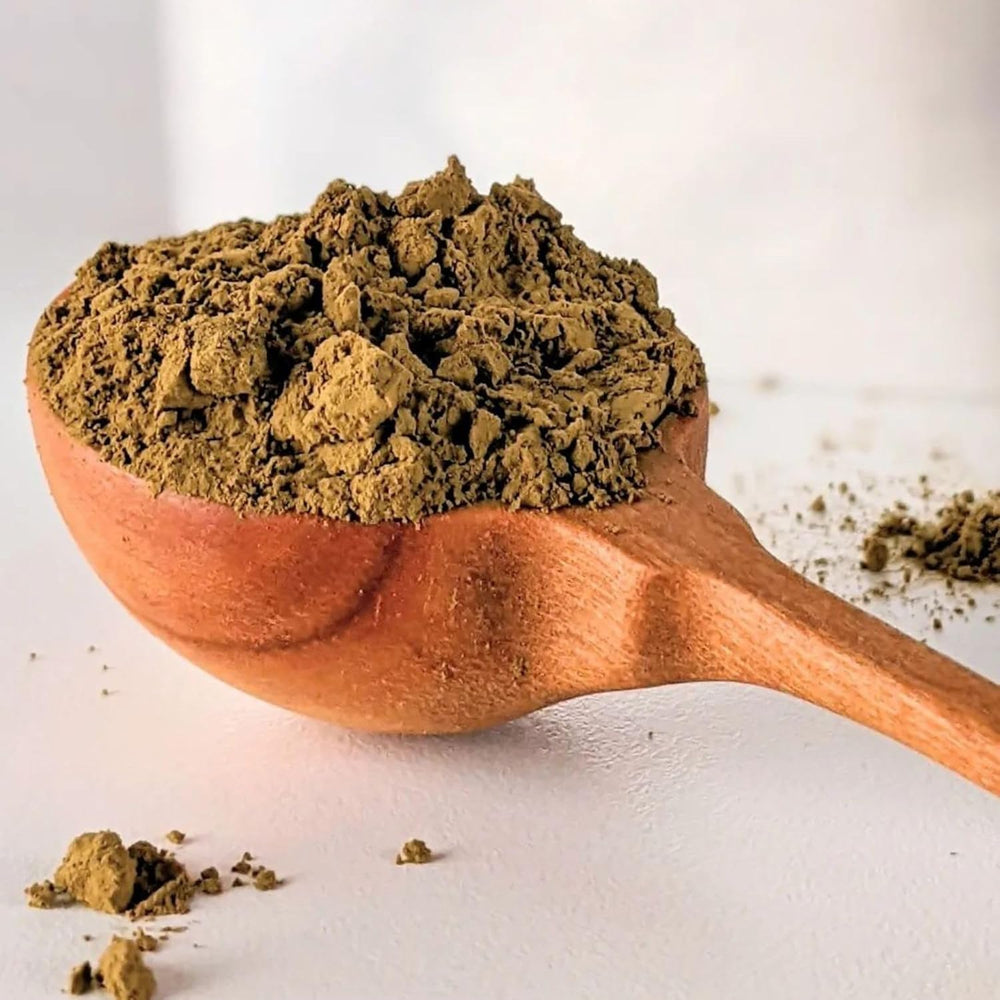 ONE WITH TEA Hojicha Powder latte shot showcases silky texture for lattes.
