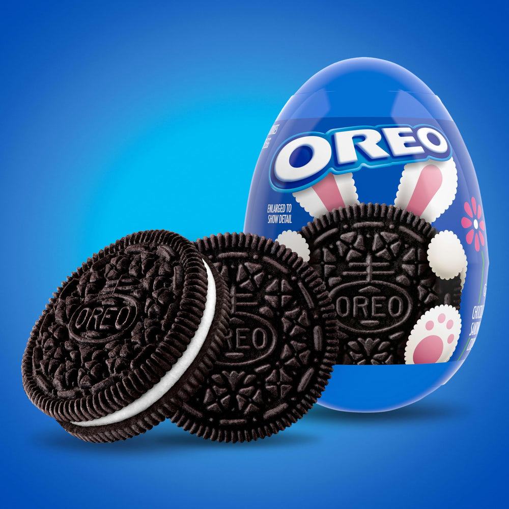 Oreo real cocoa crumb detail conveys rich chocolate aroma.
