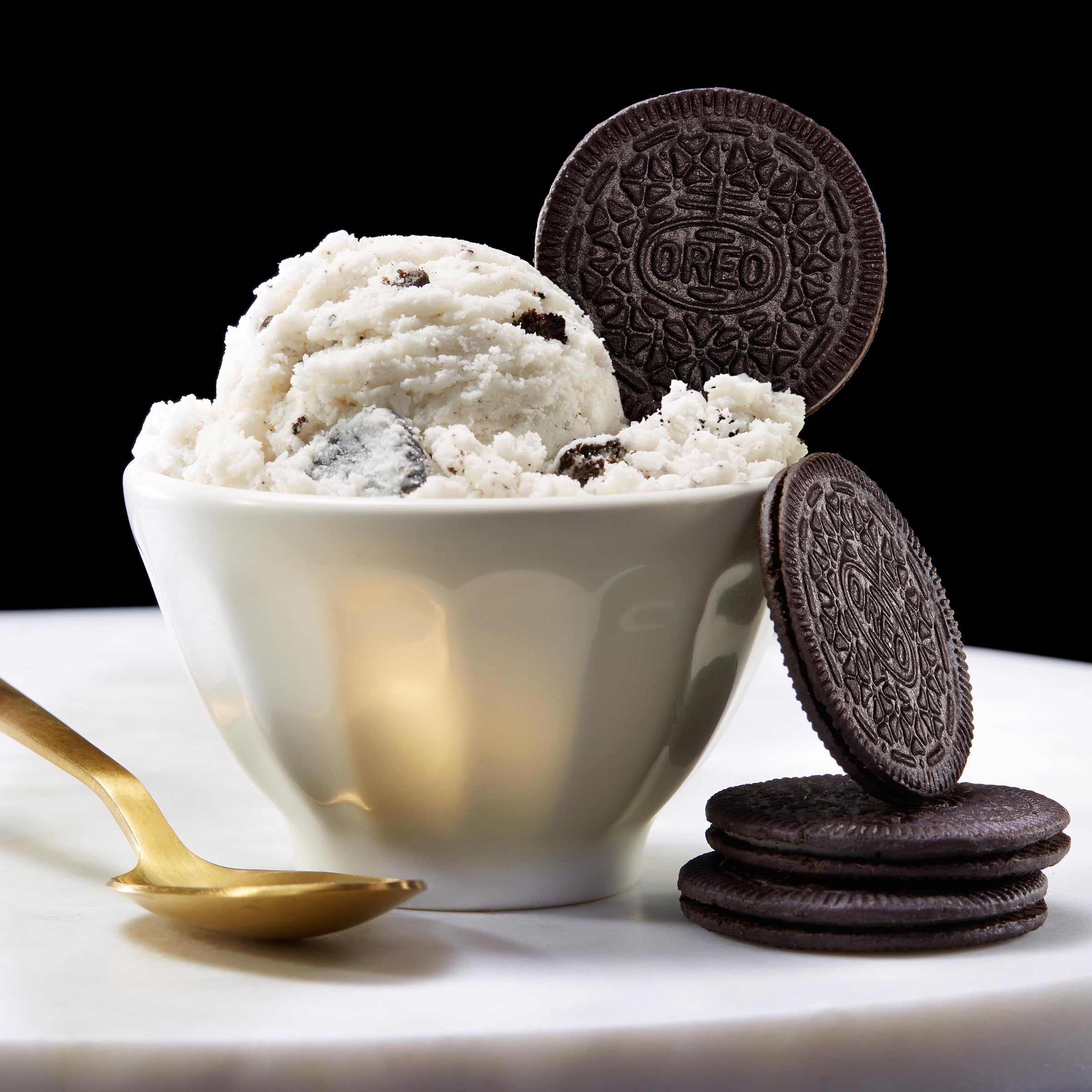 OREO Thins creme swatch highlights the classic Oreo flavor under a thinner shell.