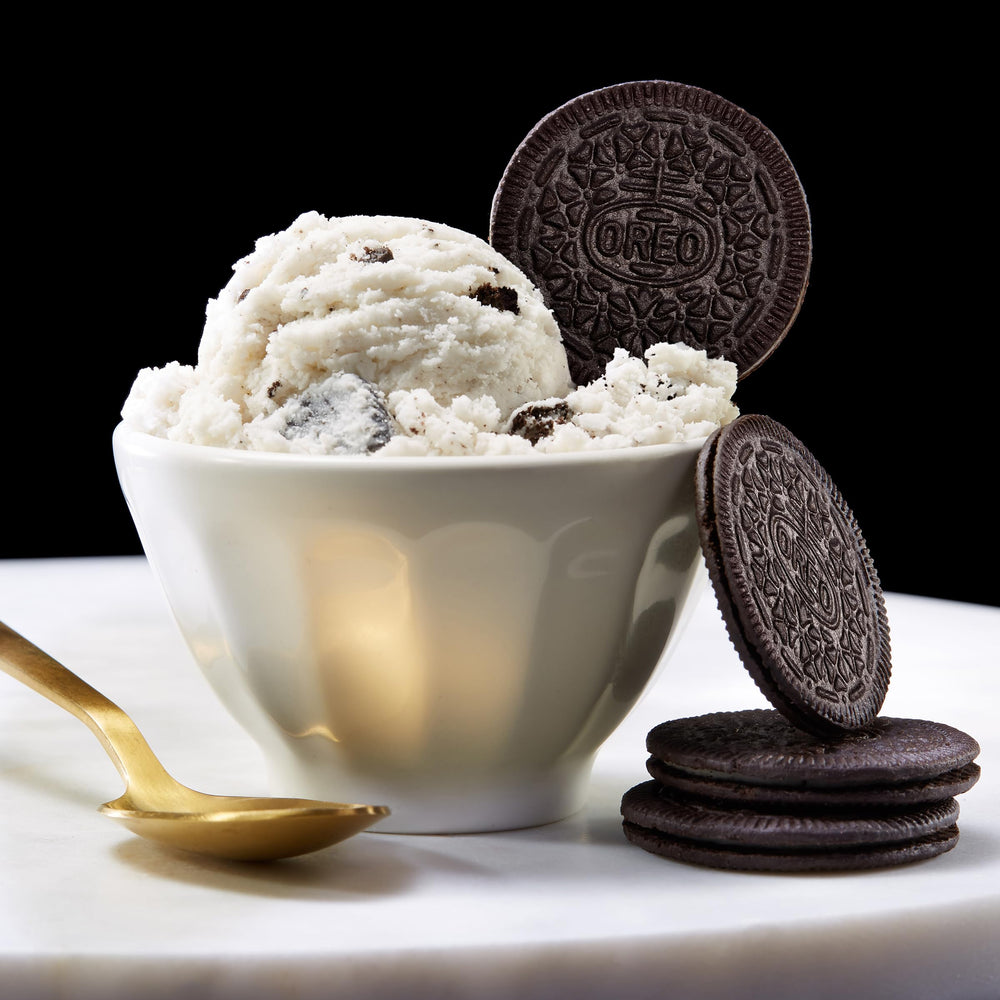 OREO Thins creme swatch highlights the classic Oreo flavor under a thinner shell.