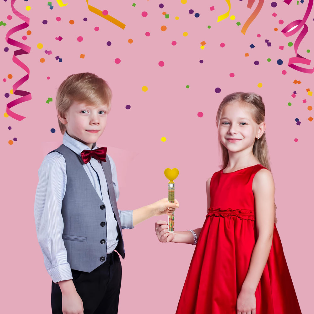 Partypom Goldbearrs heart topper detail enhances festive presentation.
