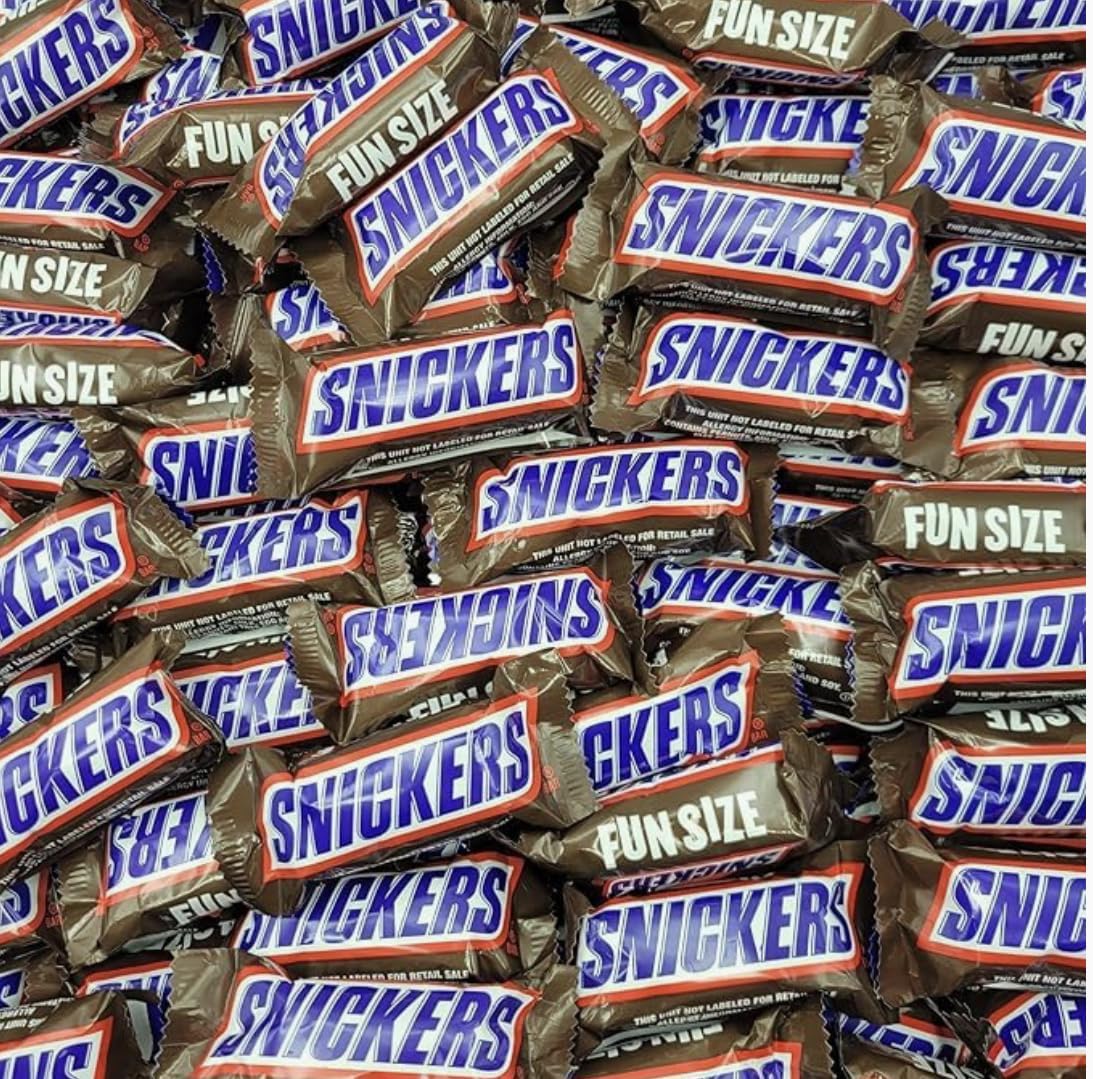 Pisoka Snikers closeup reveals creamy chocolate with nuts and caramel.