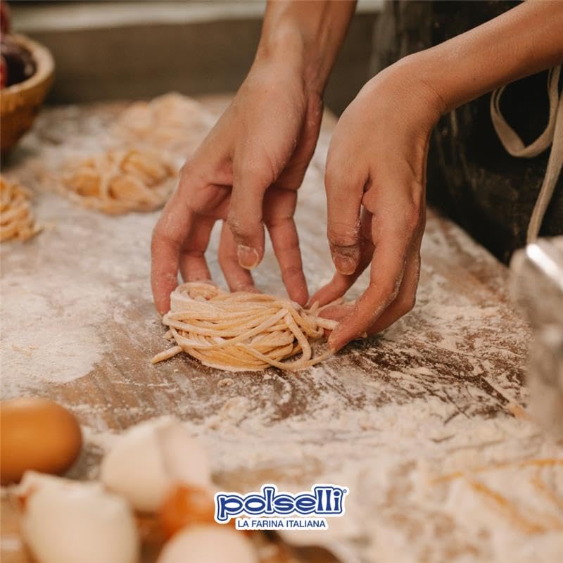 POLSELLI Semolina flour close-up shows coarse texture for strong dough.