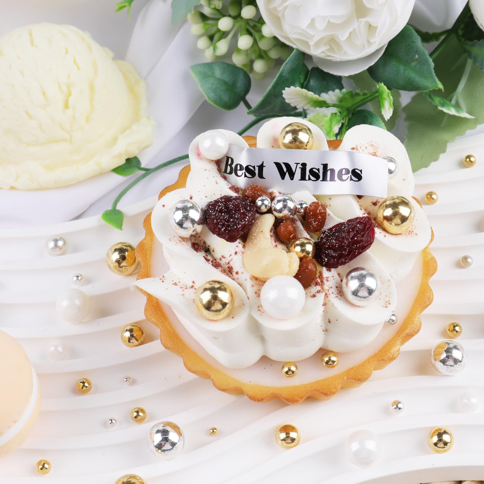 PURBOT gold pearls decorate edible decorations and gingerbread.