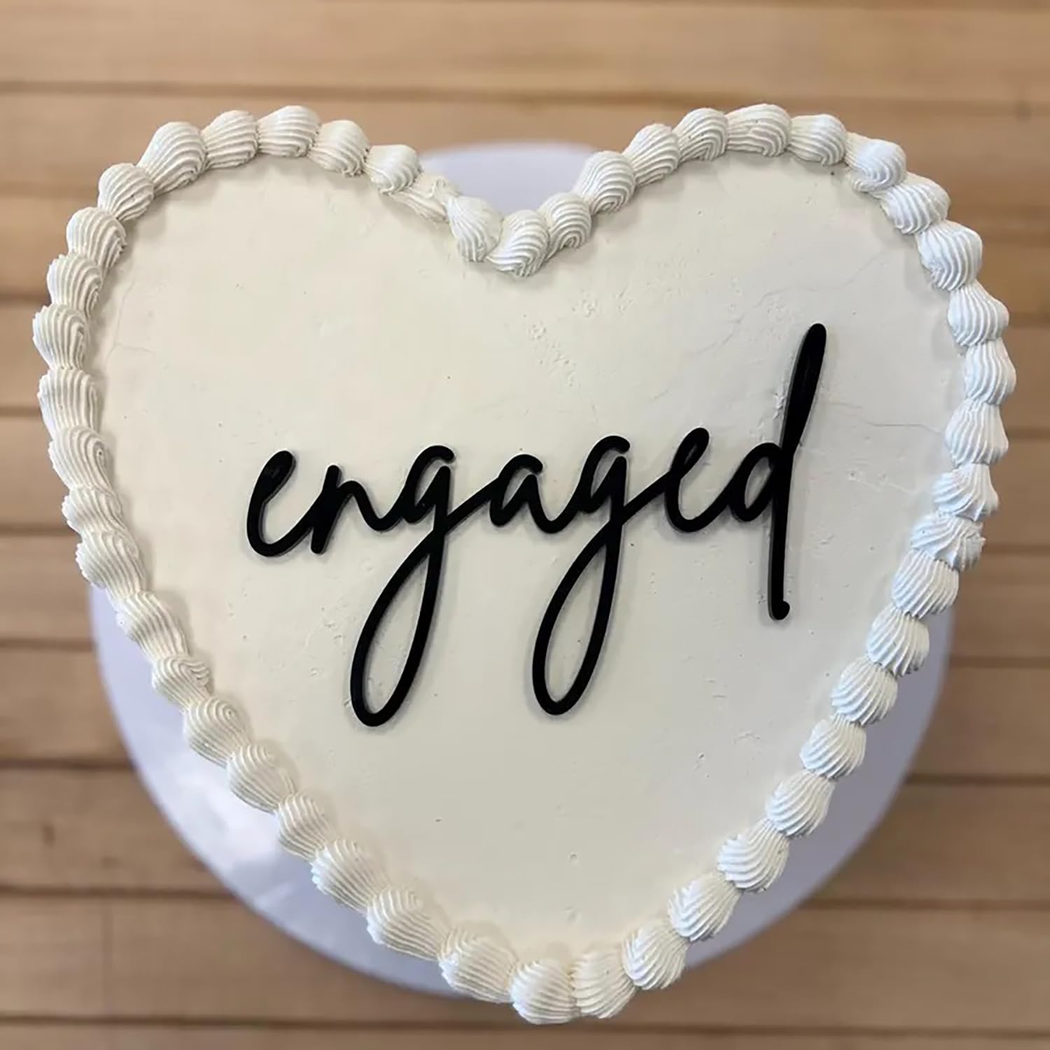 QPARTYFIRE engraved topper delivers crisp lettering for a refined cake statement.