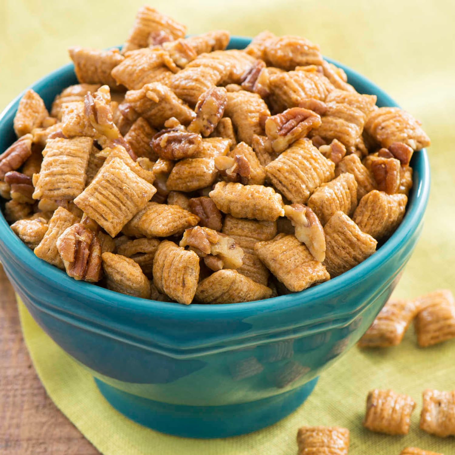 Quaker Oatmeal Squares Cinnamon triple-pack display shows value