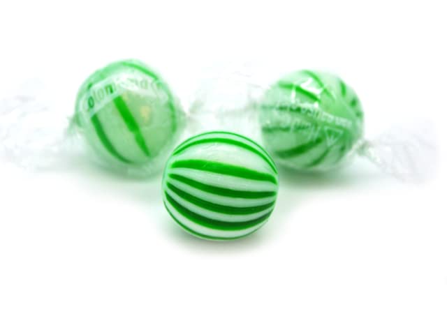 QUEEN JAX 32oz Bulk Mints—ideal for parties and celebrations.