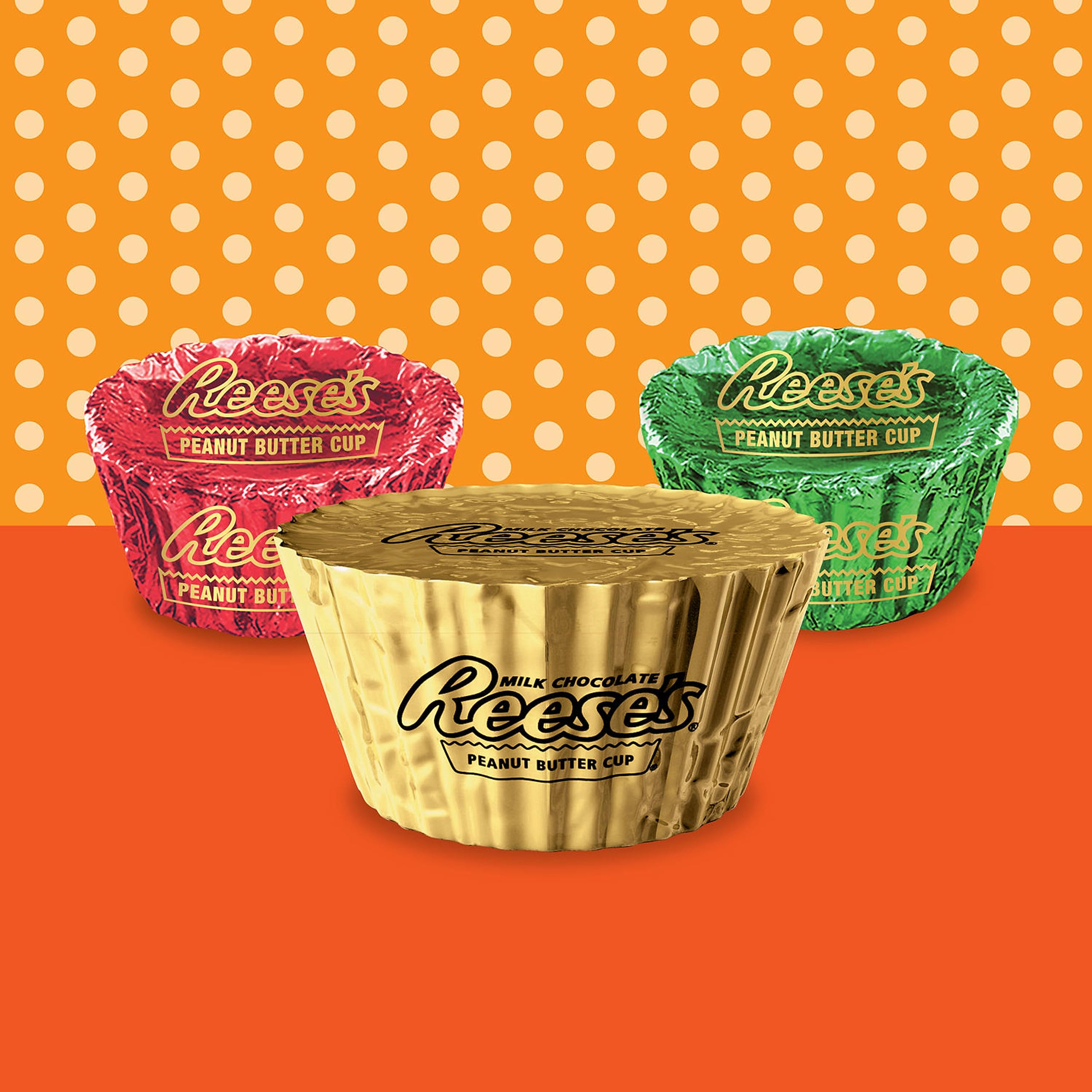 Gift bags and under-the-tree display with REESE'S Miniatures.
