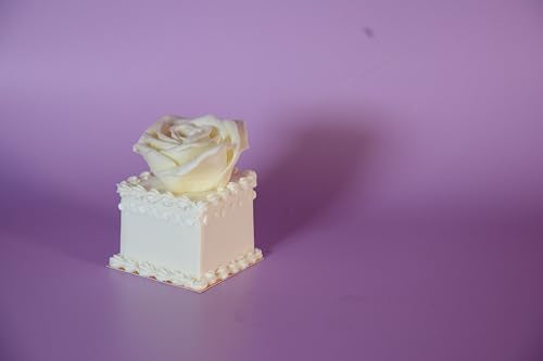 Renshaw soft pliable fondant texture ideal for kneading.
