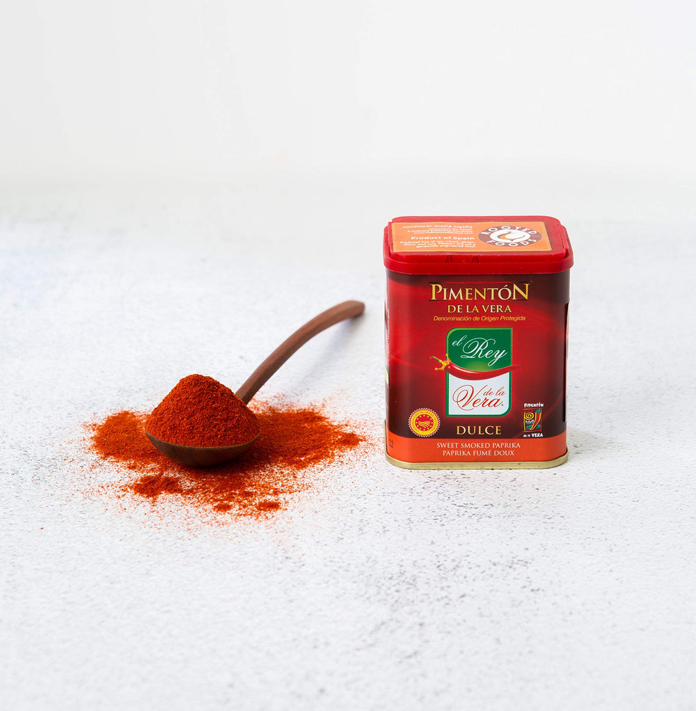 REY DE LA VERA paprika powder close-up showing rich red color