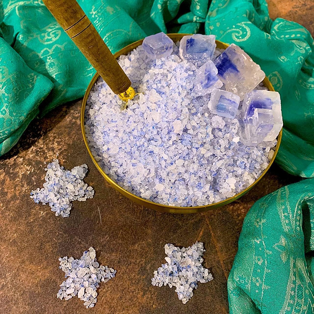 Richure blue salt finishes gourmet dishes with striking color.