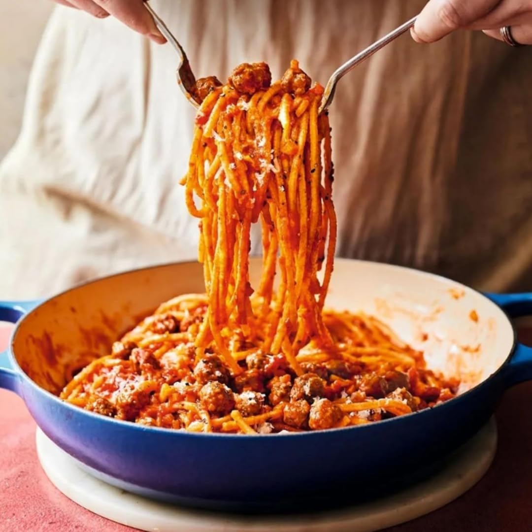 Rustichella d'Abruzzo spaghetti in pot demonstrates quick cooking and sauce cling.