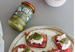 SACLA wild garlic pesto texture shot shows creamy, ready-to-use sauce