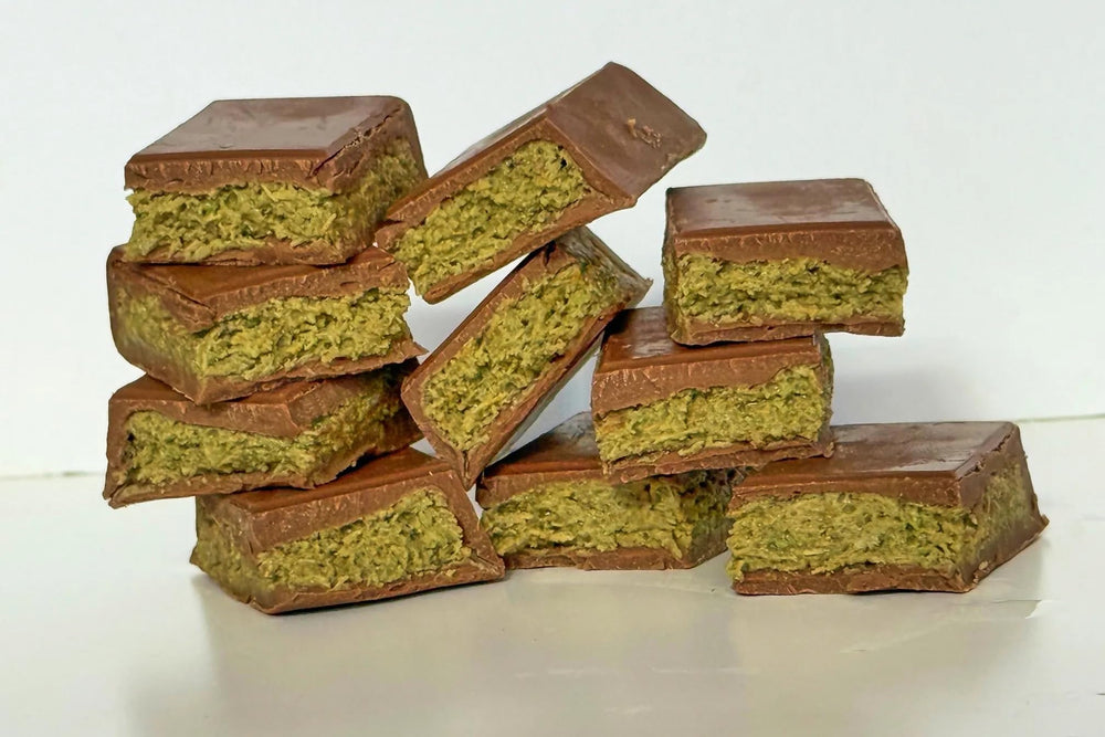 Saifsmart Chocolado Dubai Pistachio Kunafa Bar on a plate ready to share
