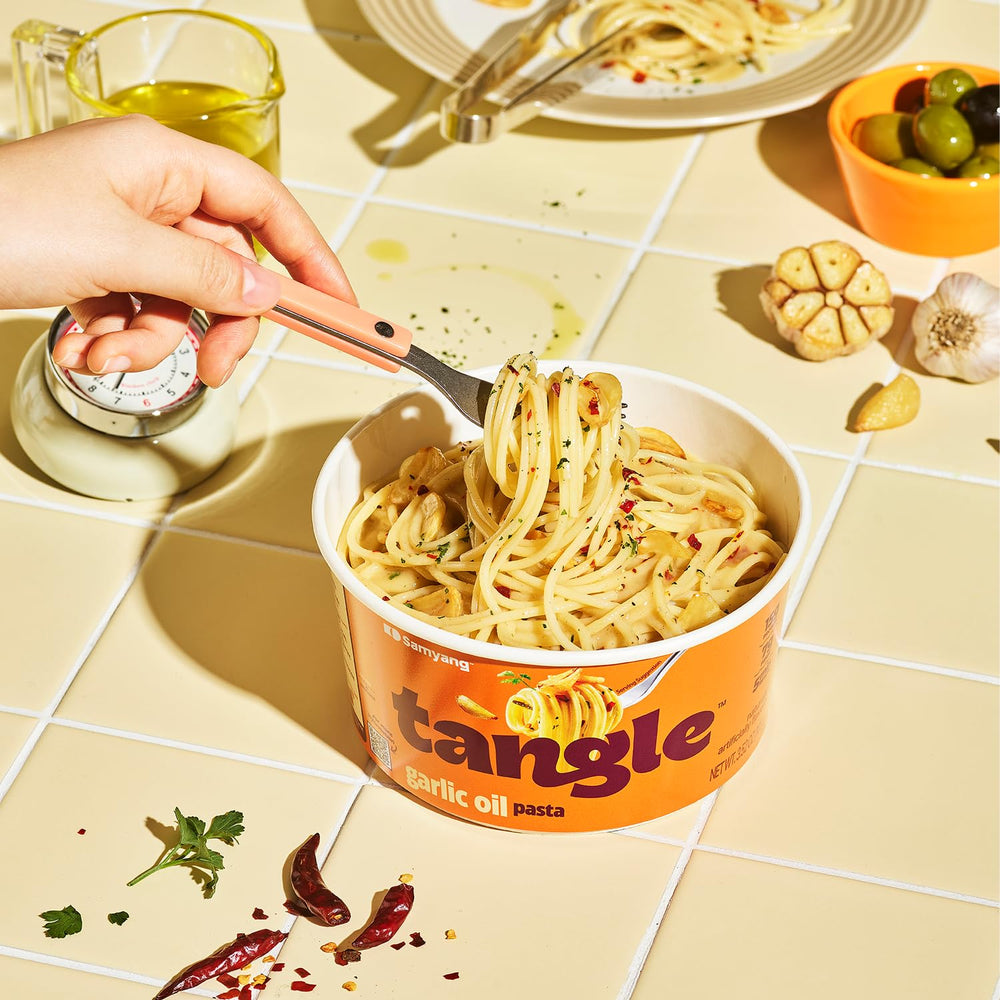 SAMYANG Tangle Garlic Oil Spaghetti with roasted garlic slices for rich aroma.