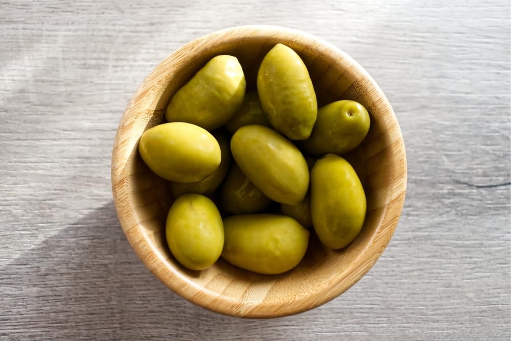 Sanniti Bella di Cerignola olives meaty texture close-up, inviting tasting.