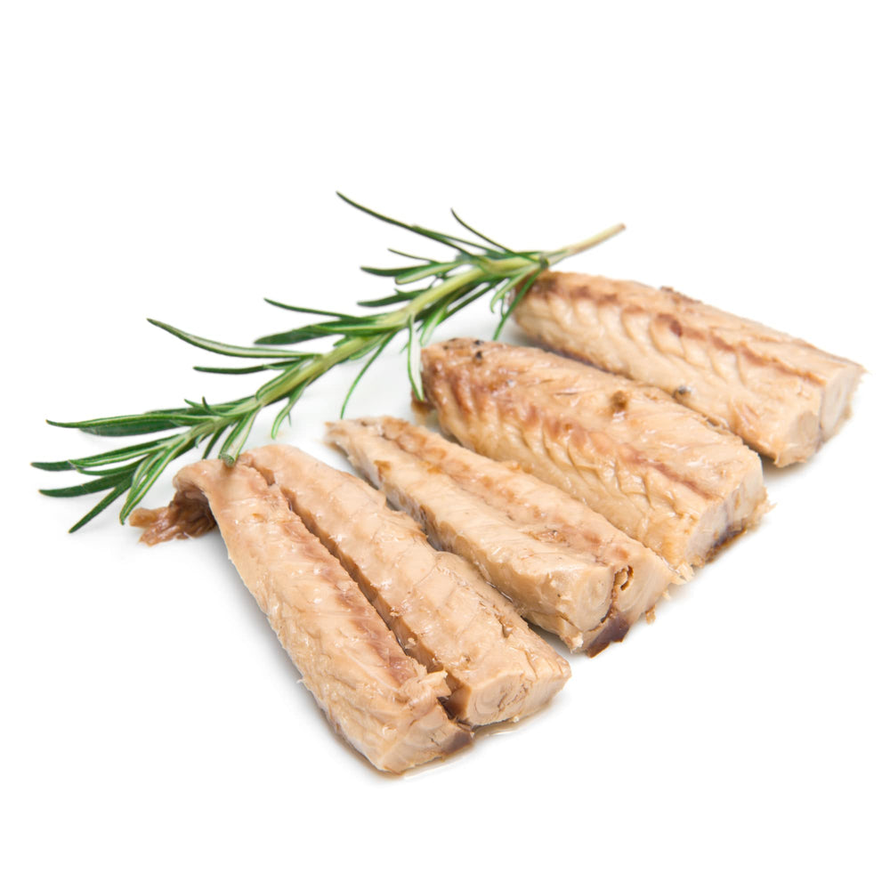 Sanniti Mackerel Fillets Tomato Sauce salad topping close-up