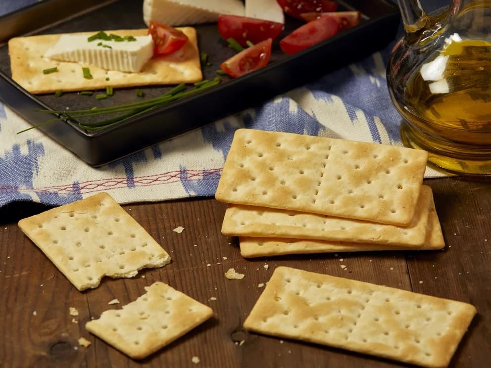 Schär gluten-free crackers as a quick snack idea on the go