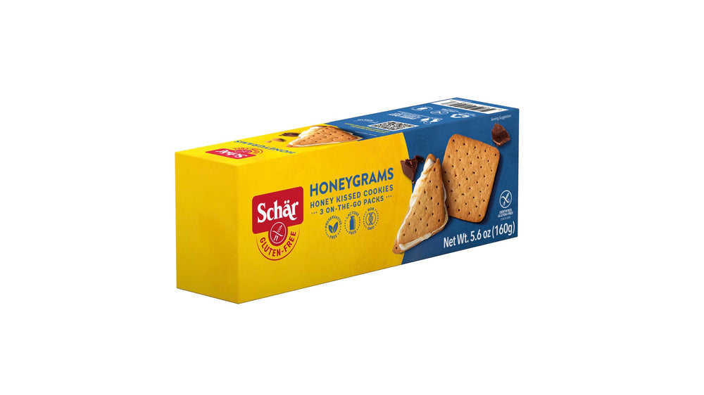 Schär Honeygram Crackers snack time on a picnic blanket.