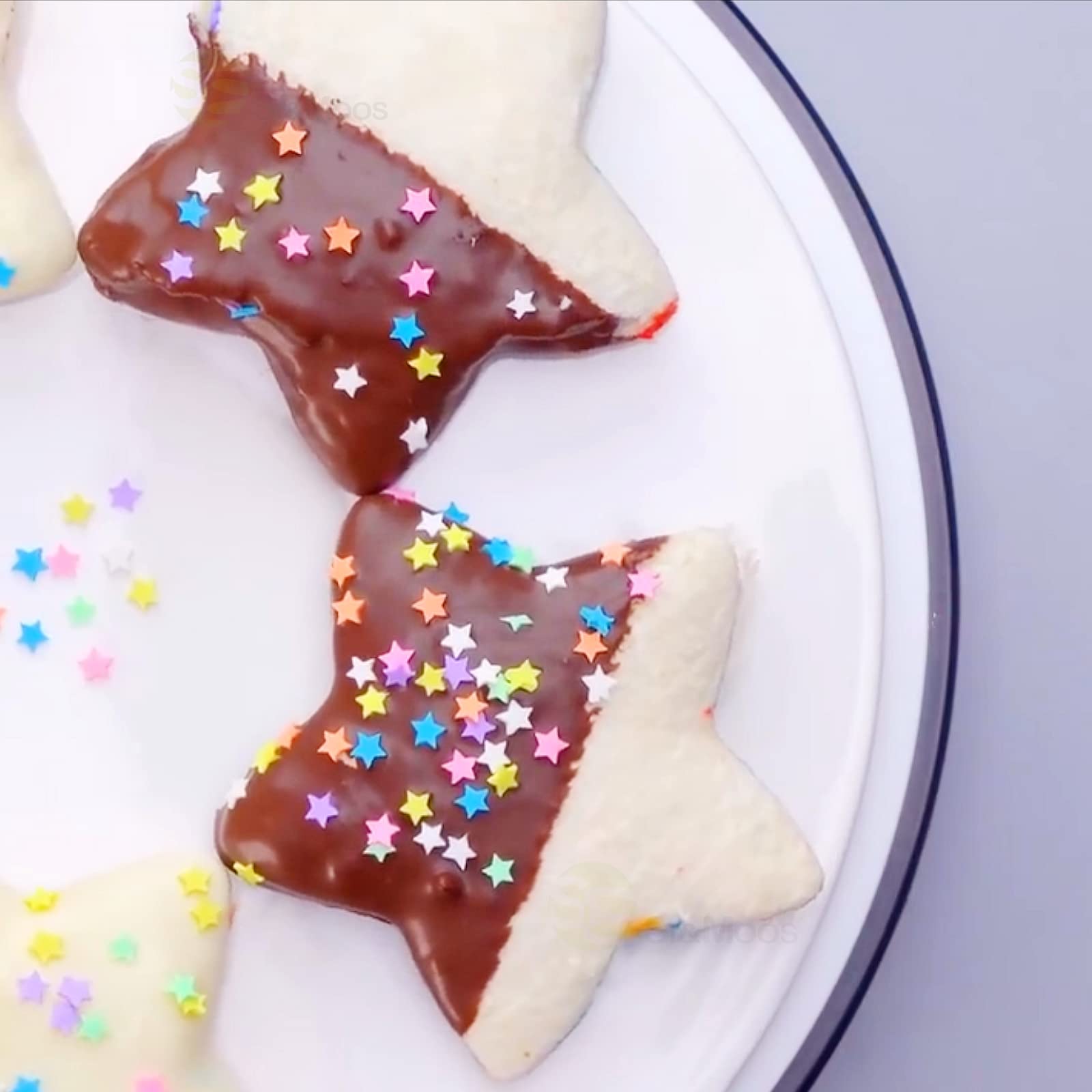 SE SI&MOOS Rainbow Star Sprinkles add sparkle to cookies and donuts.