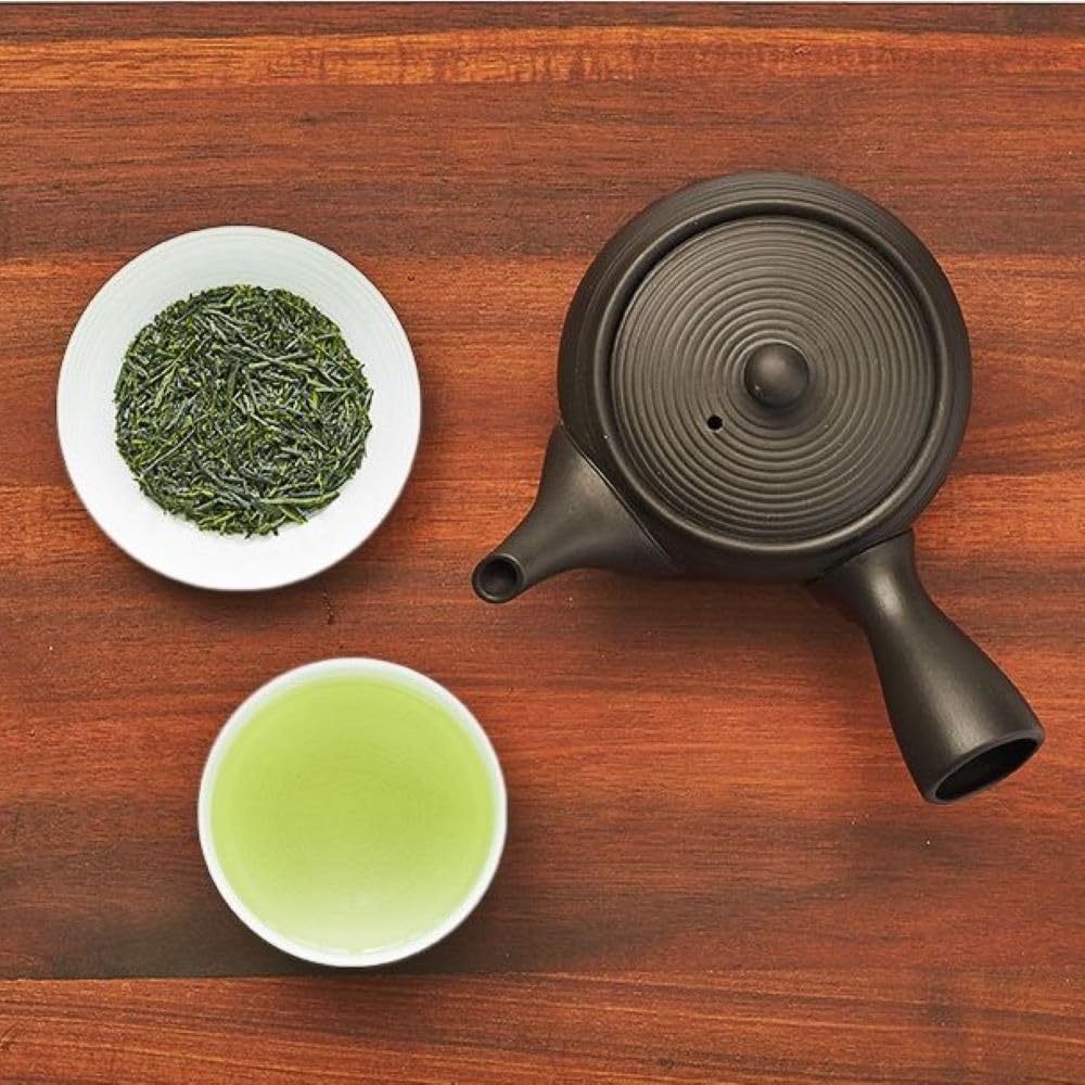 Senbird Gyokuro being poured, showcasing hot brew options.