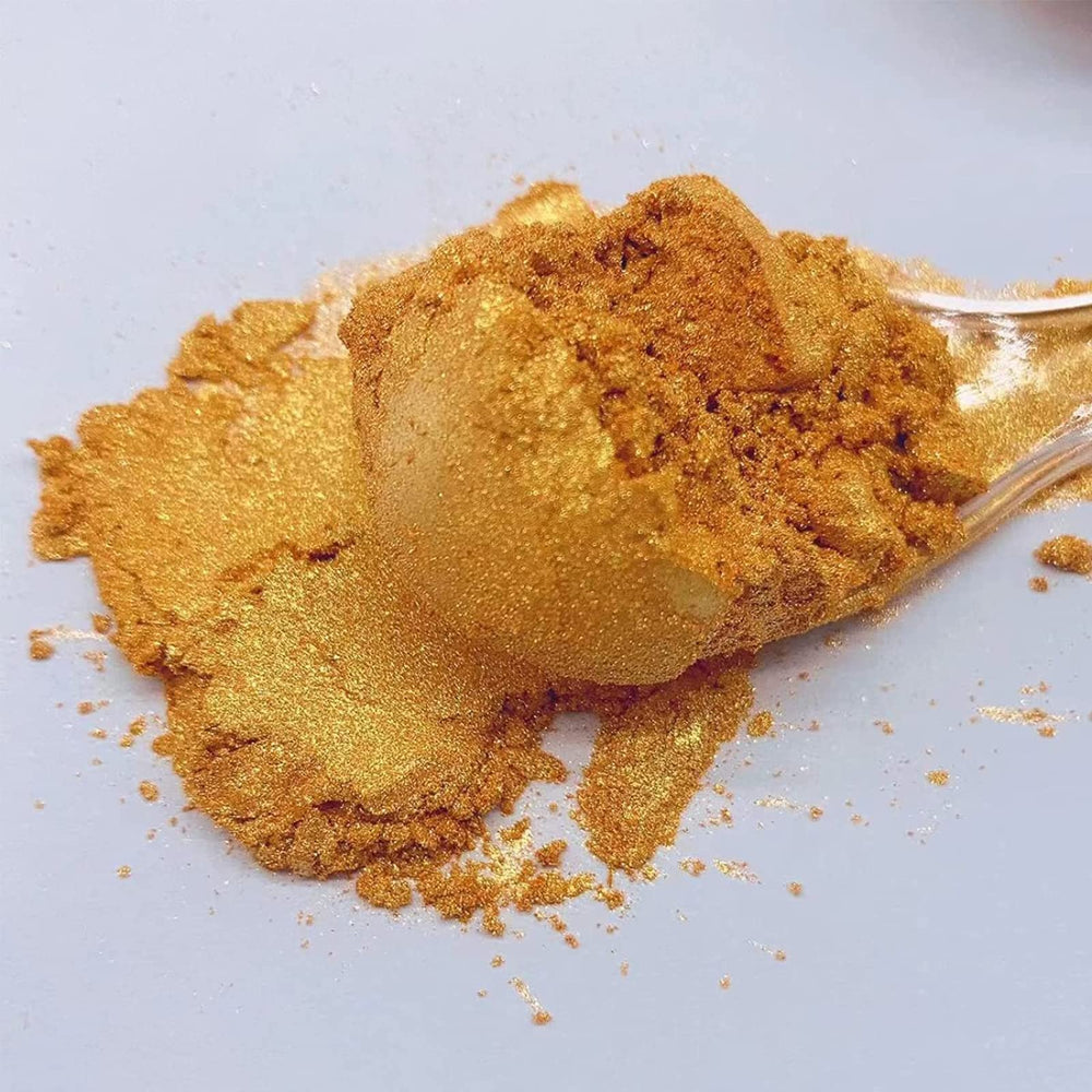 Shanlinly Gold Luster Dust used to decorate a cake with a metallic finish.