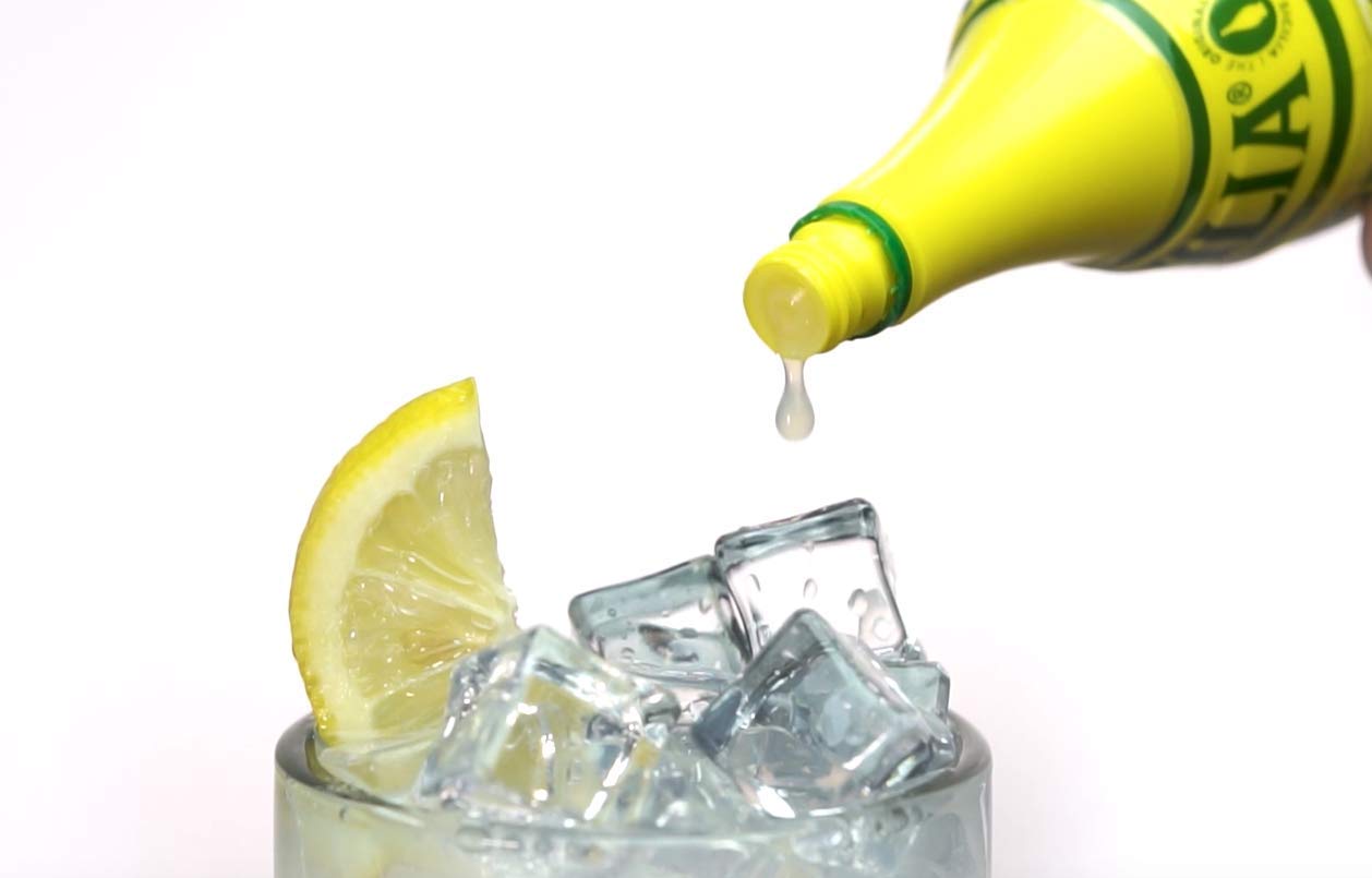 Sicilia Lemon Juice sealed cap close-up, convenient 4oz packaging.