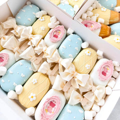 Simply Sucré white wedding flowers add delicate sugar petals to desserts.