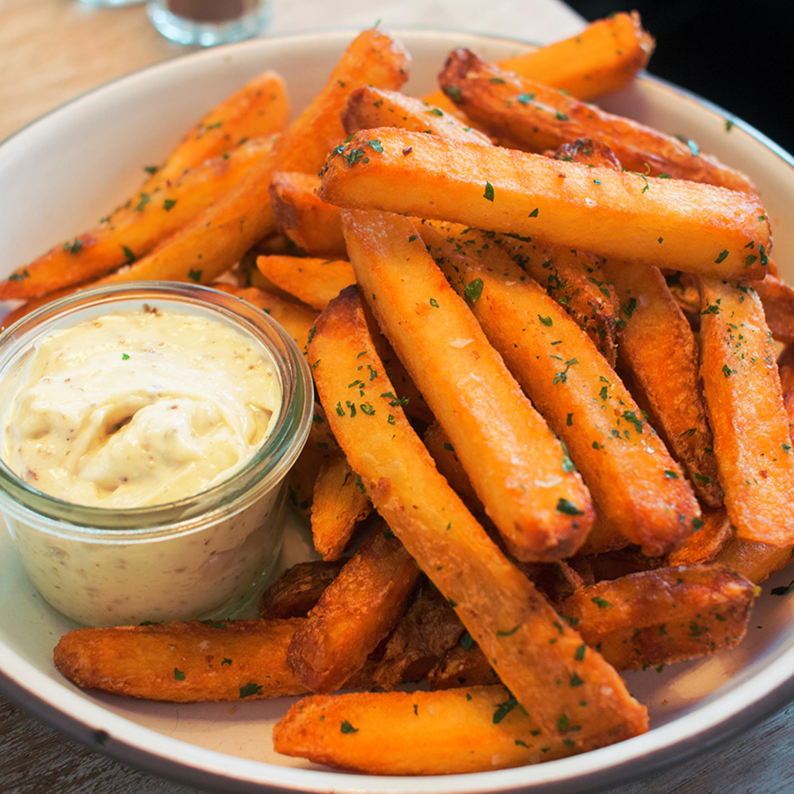 Dollop of Sir Kensington's Truffle Garlic Aioli in a serving bowl