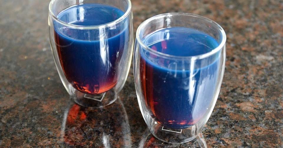 Snackadilly Palo Azul Tea brew in infusion showing rich earthy aroma and color.